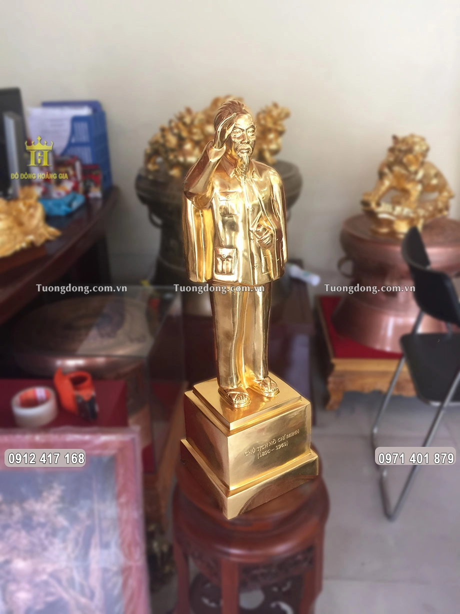 Toàn bộ bề mặt được dát vàng 9999 sang trọng